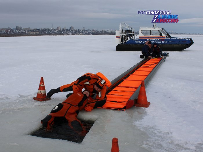 Воронежские спасатели отработали действия при спасении пострадавшего из ледяной полыньи