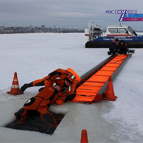 Воронежские спасатели отработали действия при спасении пострадавшего из ледяной полыньи