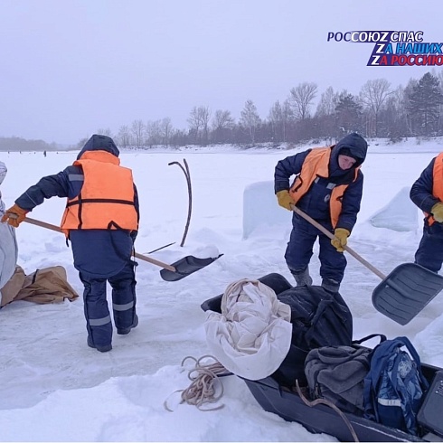 11 января у спасателей Звениговской аварийно-спасательной группы ГБУ РМЭ "МАСС" прошли занятия по водолазной подготовке и тренировочные погружения в заливе протоки Шелангуш р. Волга